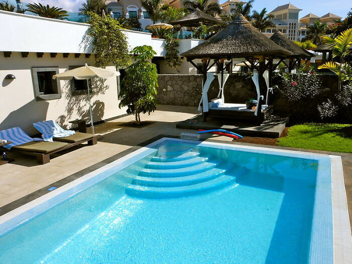Woman Records Hotel Staff Having A Stroll Around The Pool Collecting Towels That Sunbed Blockers Left As A Way Of Reserving Them