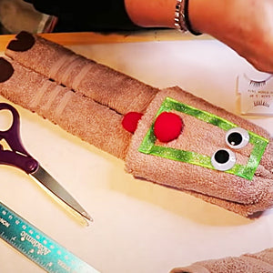 When I found this totally cute hand towel reindeer decoration video tutorial by Elain Petrakis Midnight Crafter, on Youtube, I knew this was a perfect idea for my guest bathroom